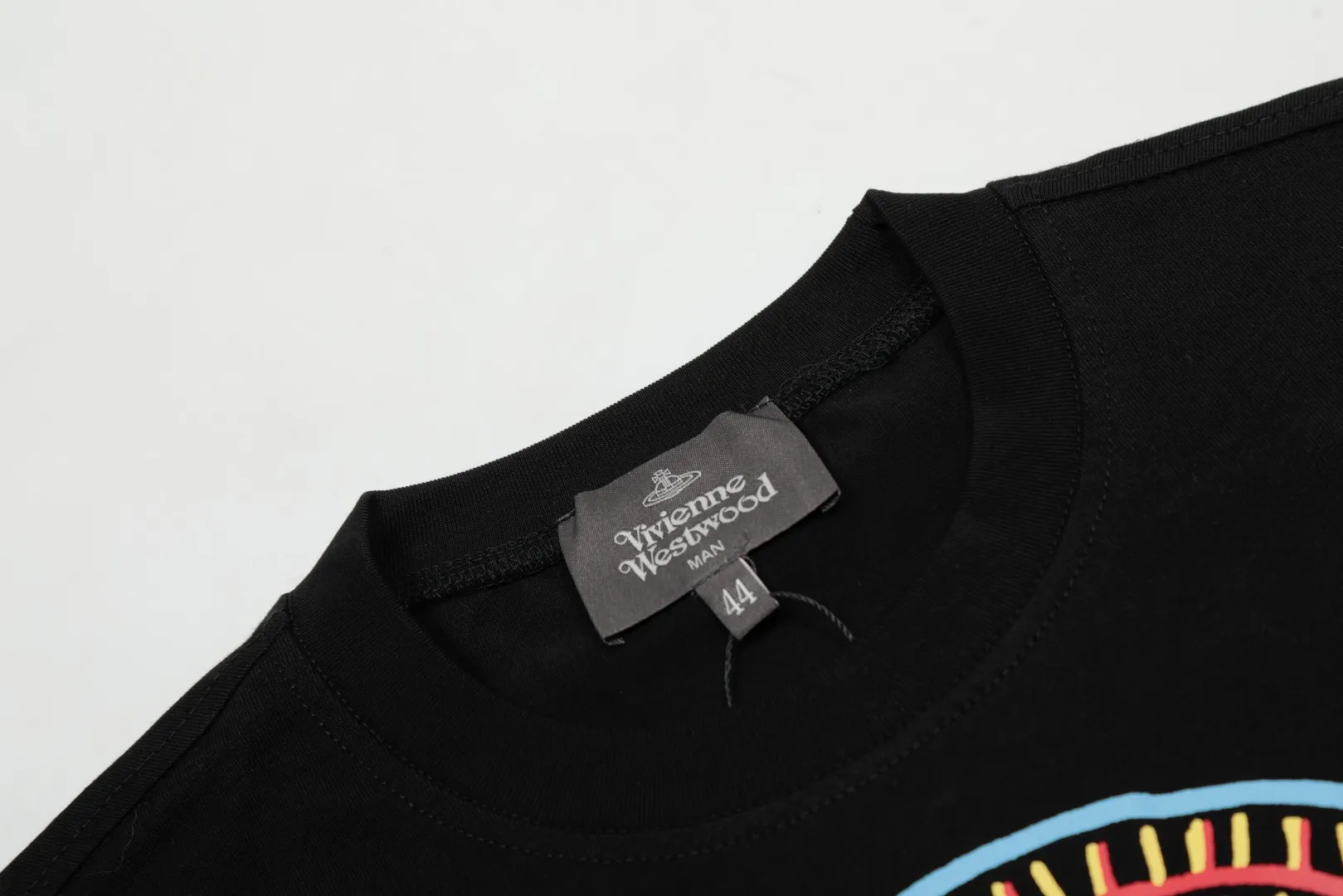 VIVI 140# "Exclusive style" vivienne west wood, Queen Mother of the West, Vivienne, Saturn personalized rainbow printed short sleeves. The new fabrics have been machine washed at high temperature + water twice. The only one in the entire network that achieves 0 shrinkage. The Solona thread is arranged. The threaded neckline does not deform. It is tight and dense. Comparisons are welcome. The full series of correct accessories. Every detail is completely restored and can be stretched directly.